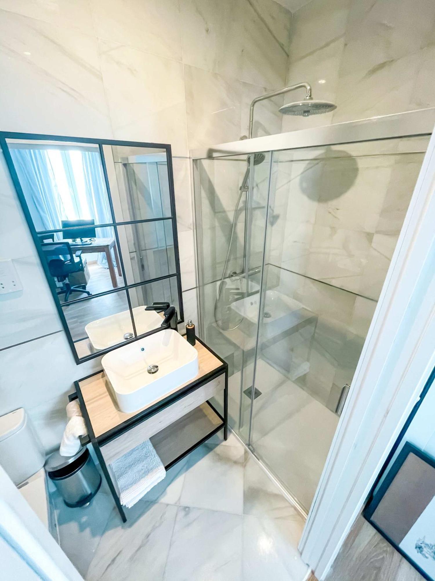 Elegant 2-Br Apartment With Unmatched Central Location Gibraltar Buitenkant foto